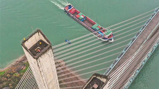 新春走基层丨守护春运的“云端舞者”