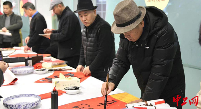 日前，淄博市总工会深入职工生产生活一线，开展系列走访慰问活动。图为送福现场。淄博市总工会供图