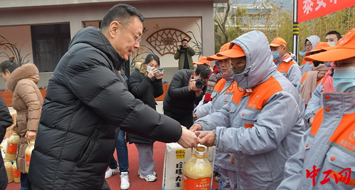 日前，泰安市总工会深入基层一线，开展了“两节”送温暖活动。图为活动现场之一。泰安市总工会供图
