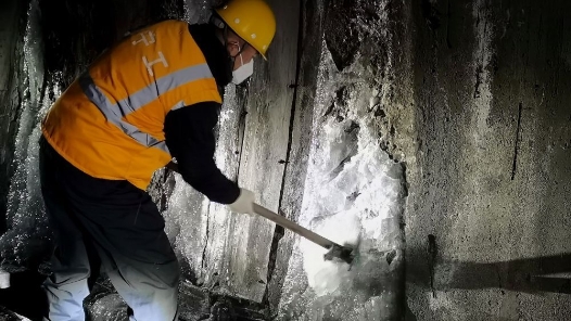 新春走基层｜青藏铁路上的隧道“打冰人”
