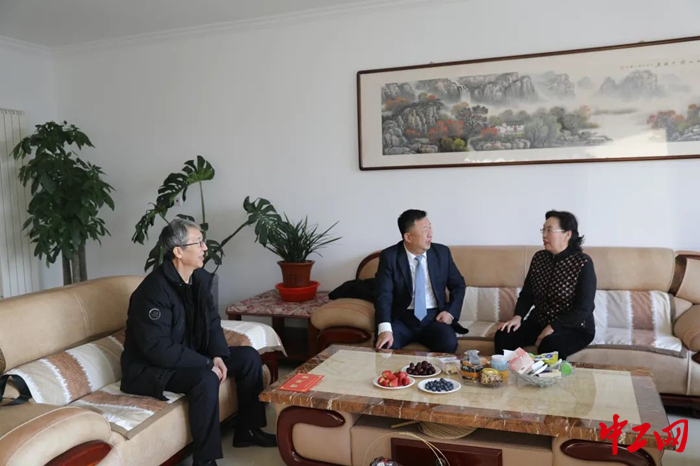 春节前夕，内蒙古自治区总工会党组书记、副主席张慧宇亲切看望区总原领导同志。 王瑞波 摄