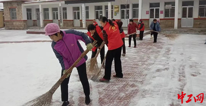 图为日前，山东省某地的公益岗工作人员正在除雪。山东省人力资源和社会保障厅供图