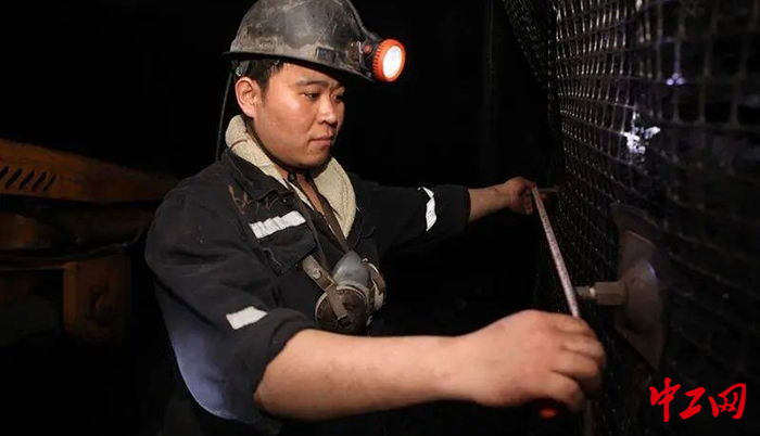 图为日前，邱集煤矿技术人员在井下帮助班组确定支护参数。邱集煤矿供图