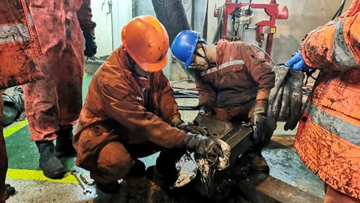 锦绣中国年·“上天入地”过大年｜海上“小”平台，点亮万家灯火