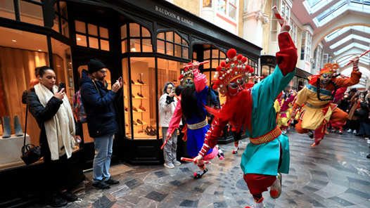 锦绣中国年丨广东普宁英歌舞团亮相伦敦伯灵顿拱廊街
