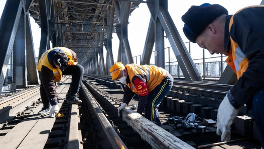 新春走基层·春节他们在一线｜“万里长江第一桥”的“养护人”：每天差一毫米也不行