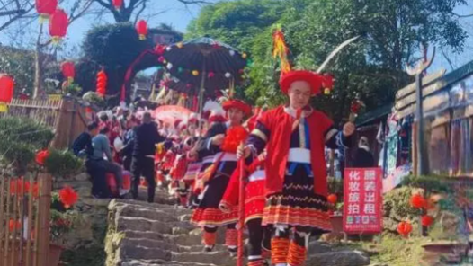 广东连南千年瑶寨举办“龙年玩坡节”贺新春