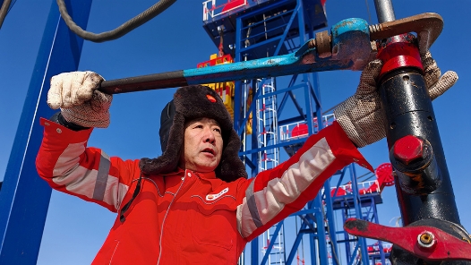 河套盆地采油人：冰清雪白一抹红