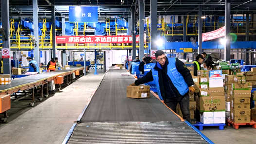 新春走基层丨一箱可乐“半日达”的背后