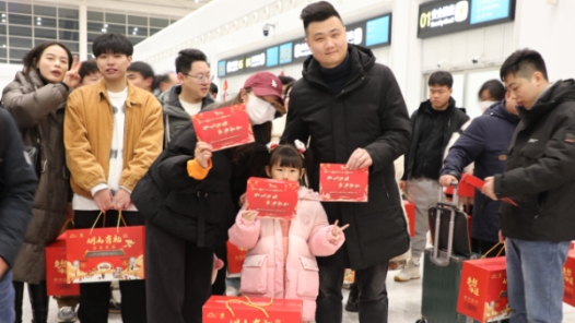 湖北鄂州免费“包机”送建设者回家团圆