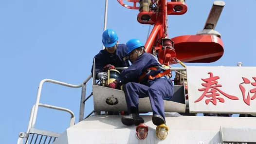 新春走基层丨拖轮上的除夕夜