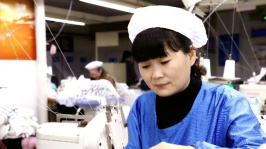 筑梦现代化 共绘新图景·代表委员履职故事 | 为一线产业工人“代言”