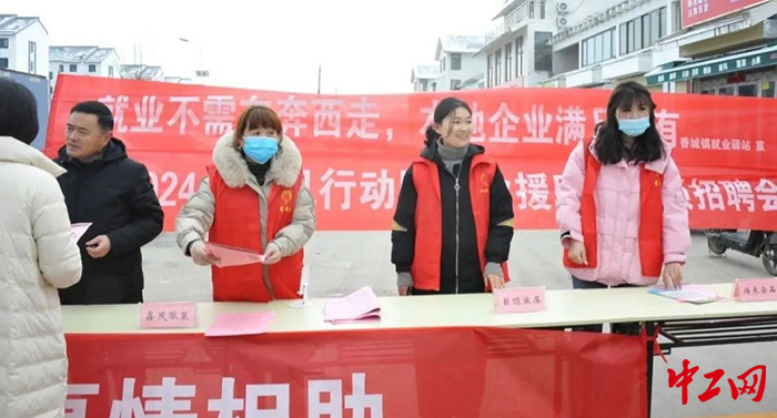 图为日前，山东省某地人社部门举办的春风行动招聘会现场。山东省人力资源和社会保障厅供图