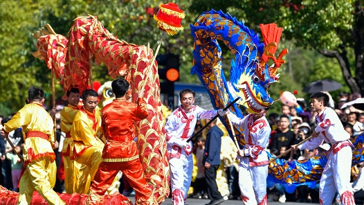 新春走基层｜贵州龙里：民俗踩街闹新春