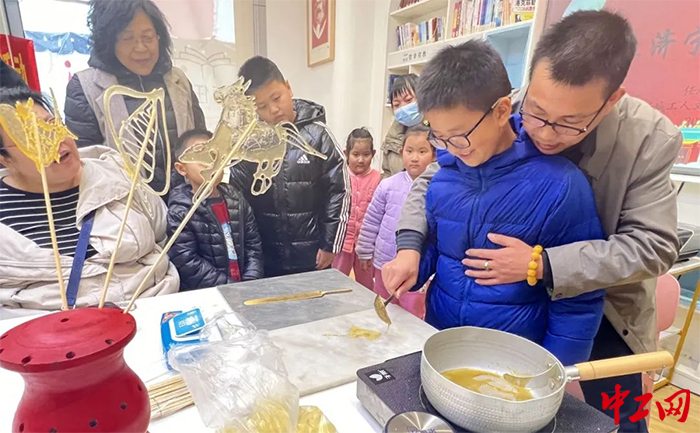 糖作墨,在铁板上来回浇铸,粘上竹签,再用铲刀将糖画铲起来……瞬时间