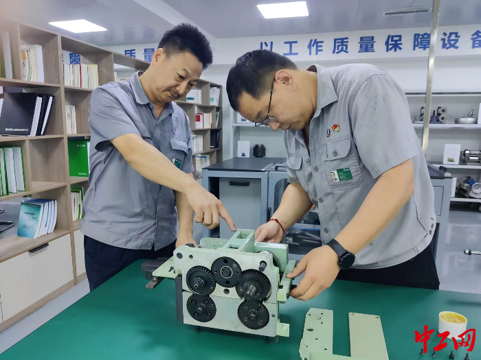 陈明刚在工匠室对徒弟传授技能竞赛实操技巧 刘国通摄