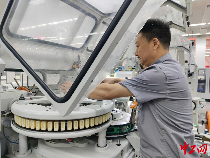 陈明高更换改进后的包装机七号轮 刘国通摄