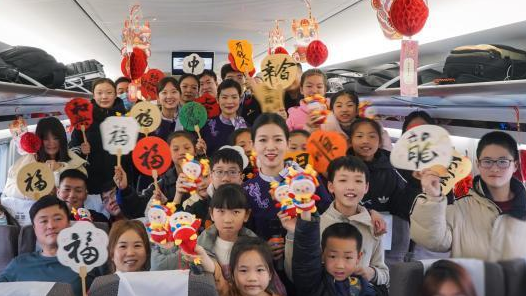 新春走基层｜高铁列车上的灯谜会：让旅途更温暖