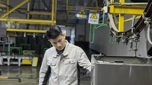 筑梦现代化 共绘新图景·代表委员履职故事｜为优化产业工人的成长环境和上升路径发声