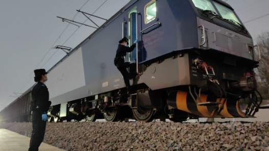 新春走基层｜大山深处铁轨旁，女子执勤组的“年味”