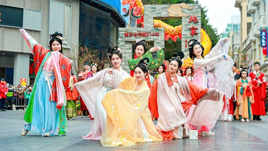 逛庙会看巡游闹元宵 广府年味不停