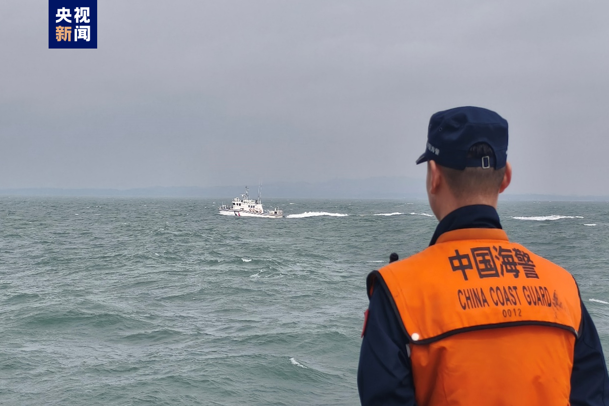 福建海警组织舰艇编队在金门近邻海域开展公法巡逻