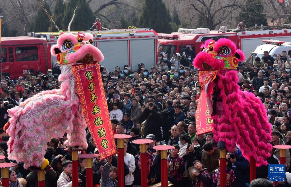 河南浚县正月古庙会社火闹新春