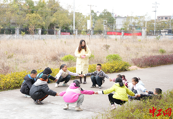 托管班孩子们在老师的带领下做游戏 邱启发摄
