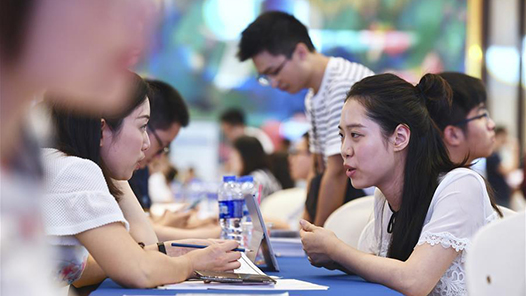 安徽芜湖：科技赋能就业援助行动 智能求职机让岗位触手可及