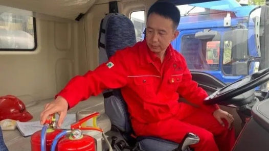 巩学峰代表：关注出租车行业 为高龄“的哥”建言