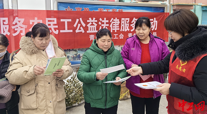 日前，青州市总工会在零工客栈举行了“春风送岗”招聘会。图为招聘会现场。青州市总工会供图