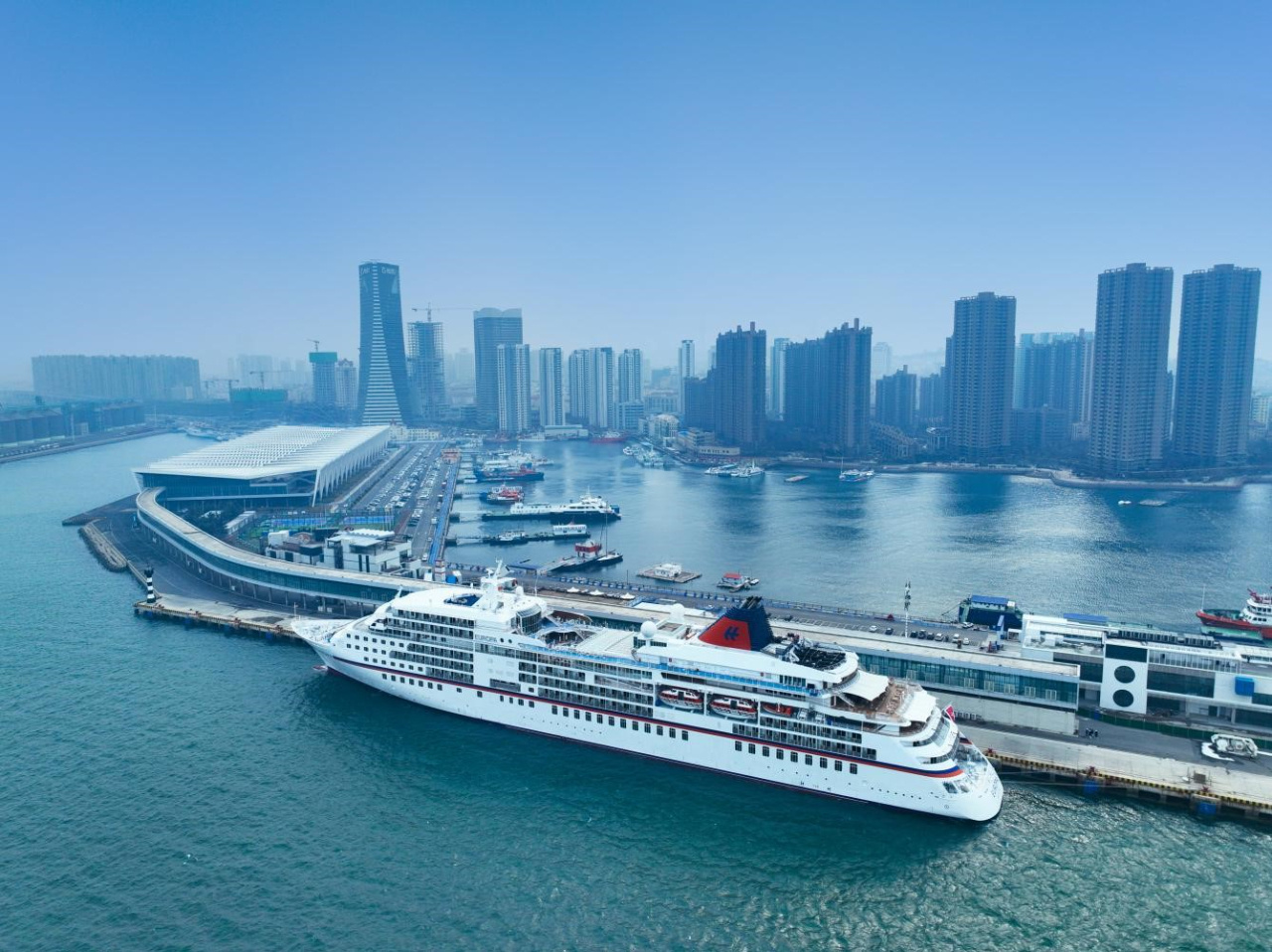 青岛以独特方式迎接德国欧罗巴号邮轮客人