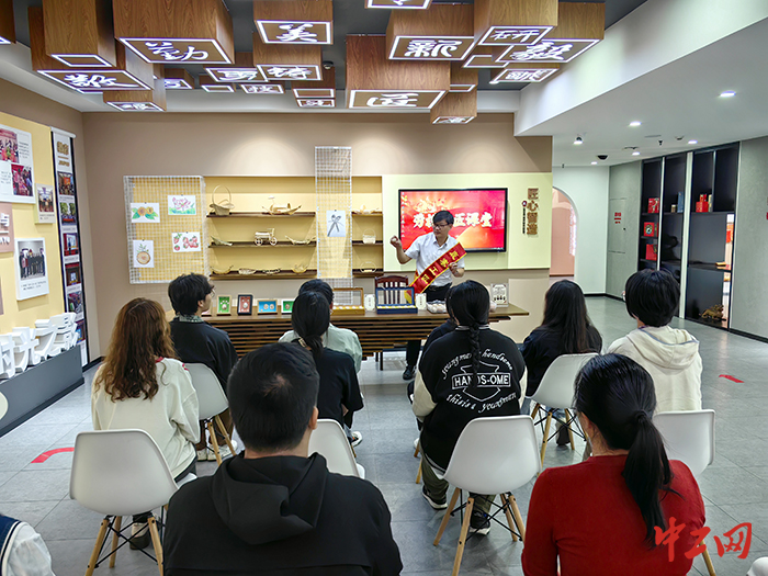 图1:劳模工匠课堂(覃莆杰 摄) 图1:劳模工匠课堂(覃莆杰 摄)