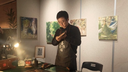 来自香城工匠的礼物！非遗雕刻师为大国工匠送上木刻版画人物肖像