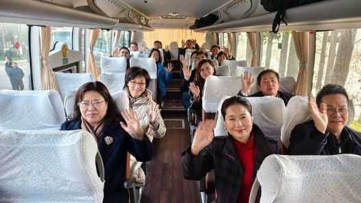 湖北代表团出发赴京参加全国两会