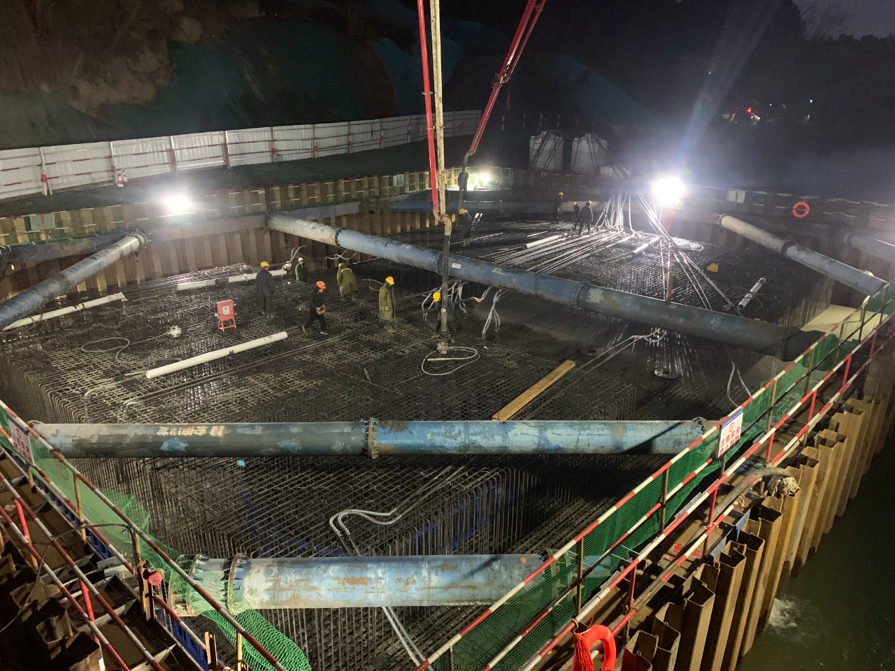 新建成渝中线铁路四川段最大体积承台沱江特大桥1号主墩承台浇筑完成