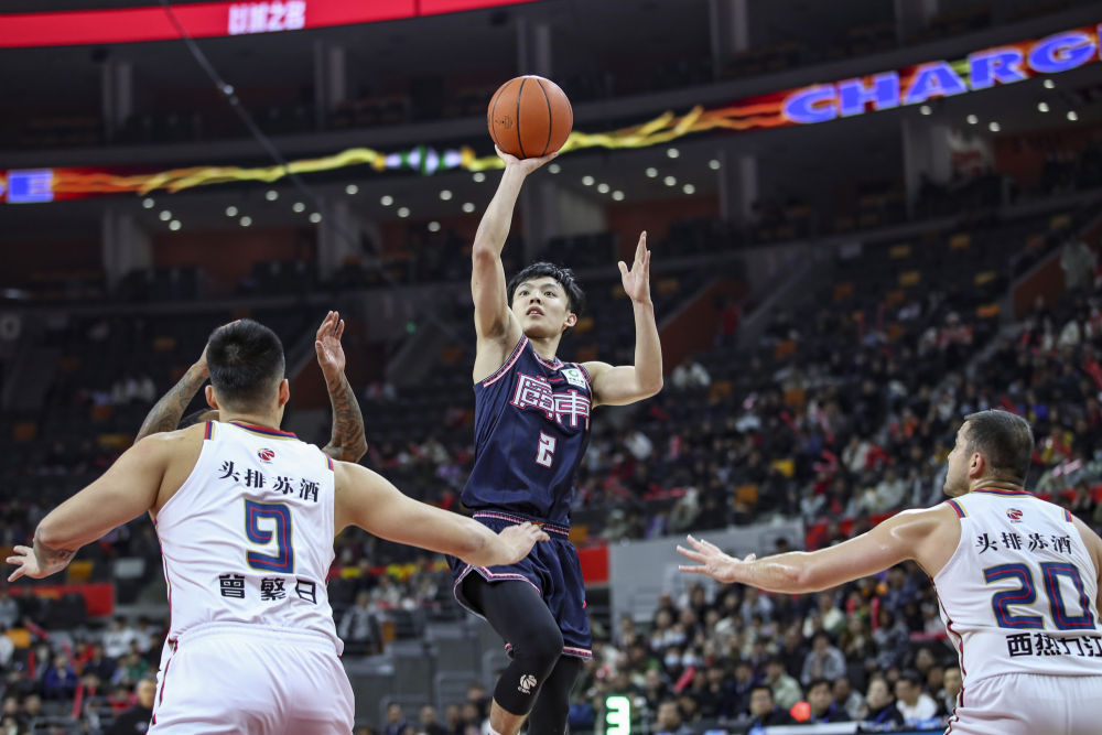 个子小就要更加快准稳专访广东男篮后卫徐杰