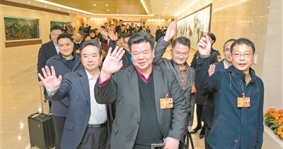 在粤全国人大代表、住粤全国政协委员抵京
