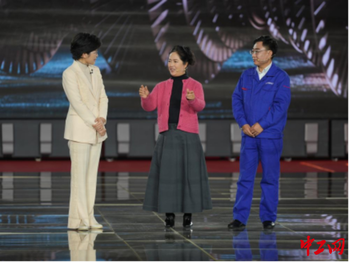 董礼涛（右一）和妻子（右二）在2023年“大国工匠年度人物”活动录制现场。中工网记者赵海山摄