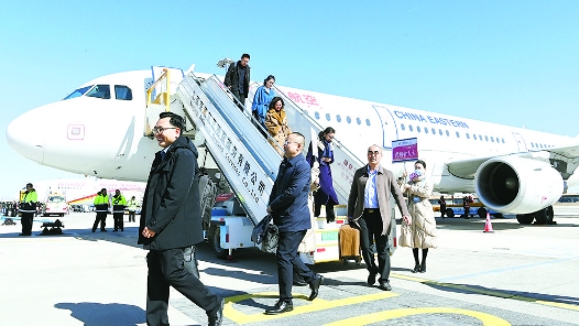 出席十四届全国人大二次会议 青海省全国人大代表昨日抵京