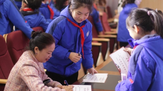 代表委员与中华文化瑰宝的故事丨成新湘代表：不能让湘绣只做陈列馆里的艺术品