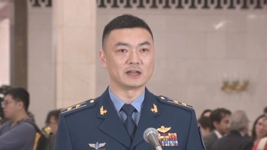 代表通道丨“金头盔”飞行员高中强点赞90后、00后战友