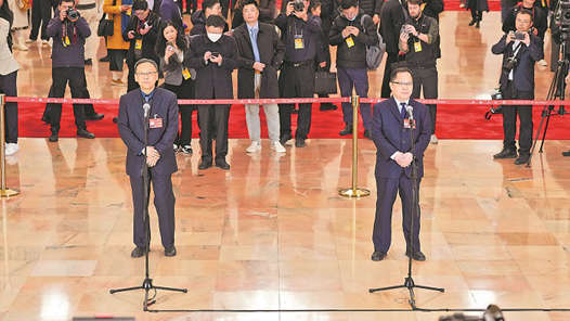 两会通道传真丨时间向前 奋斗不止