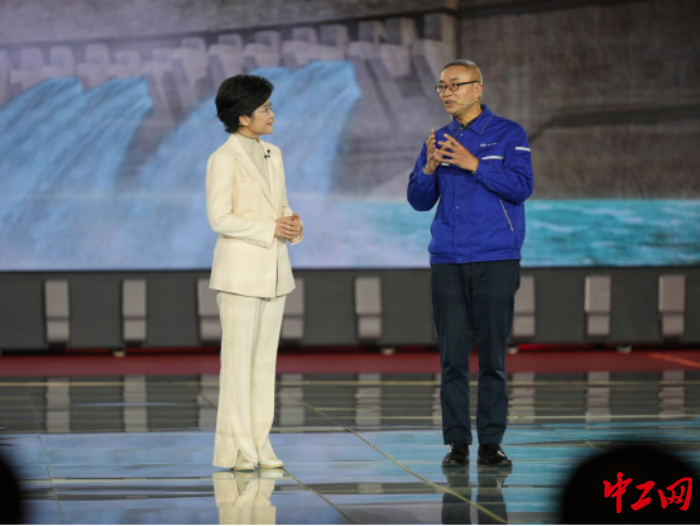 崔兴国在2023年“大国工匠年度人物”发布仪式现场接受主持人提问。中工网记者赵海山 摄