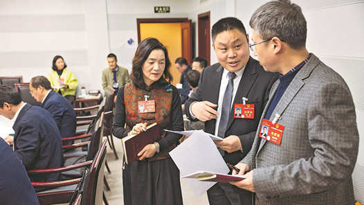 代表们讨论加大港口产业工人培训力度