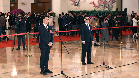 两会速递｜首位盲人全国人大代表谈“摸”得着的民主