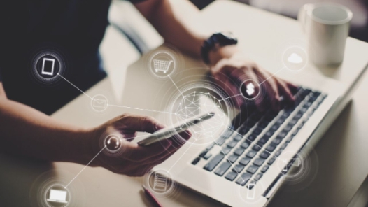 “隐形加班”写进最高法工作报告：让在线工作有收益，离线休息有保障