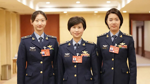 空军三代女飞两会“同框”：飞行是职业，更是信仰