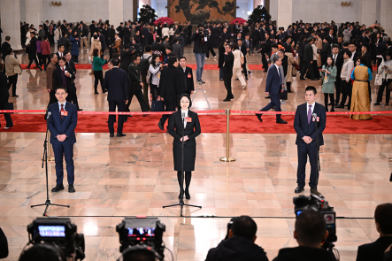 两会现场速递丨爱“拼”才会赢 创“新”向未来——全国政协十四届二次会议第三场“委员通道”扫描