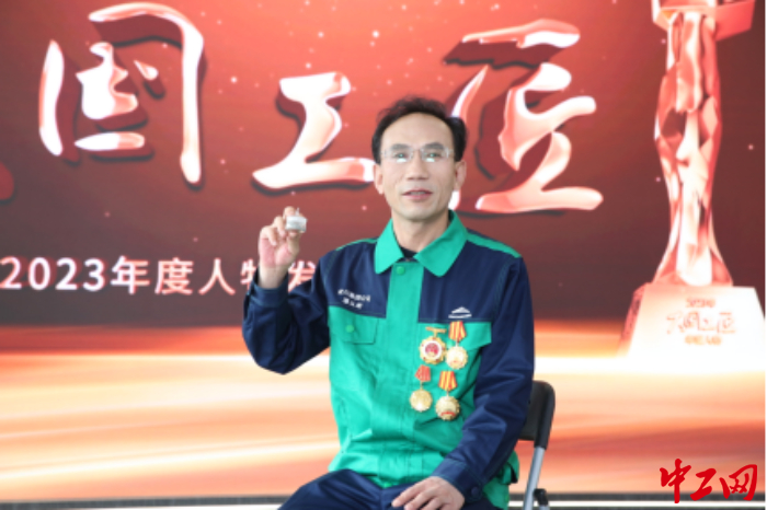 潘从明手上拿着自己提炼的铑粉。中工网记者 朱洁英 摄